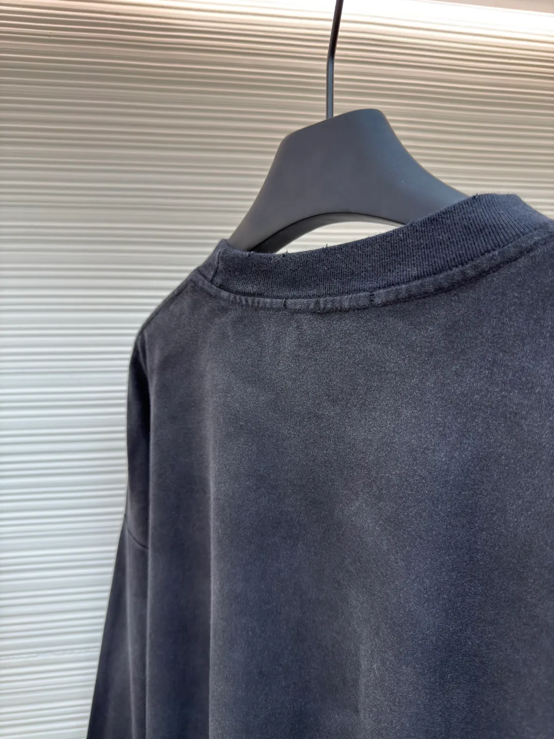 Acne Studios 1966 mud-dyed washed and distressed long sleeves ●Authentic product: purchased and developed by 2224 ●Item number: 1680630-A15 ●Fabric: super soft cotton fabric ●Technology: washed and distressed ●Version: loose fit ●Weight: about 425 grams ●Size: S-M-L-XL ●Description: Made of ultra-soft pure cotton fabric, garment-dyed, washed and distressed, the chest part has a dirty feel, and the lower part shows a gradient effect. The neckline is slightly frayed to better fit the overall tone. The overall line is straight and delicate, the fabric is comfortable and soft, and the color is consistent without color difference. It can be matched with the same style to create a fashionable look and control various occasions. Customized accessories, complete with three standards, the same style for men and women!